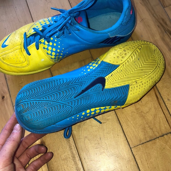 Indoor soccer shoes - Picture 2 of 3